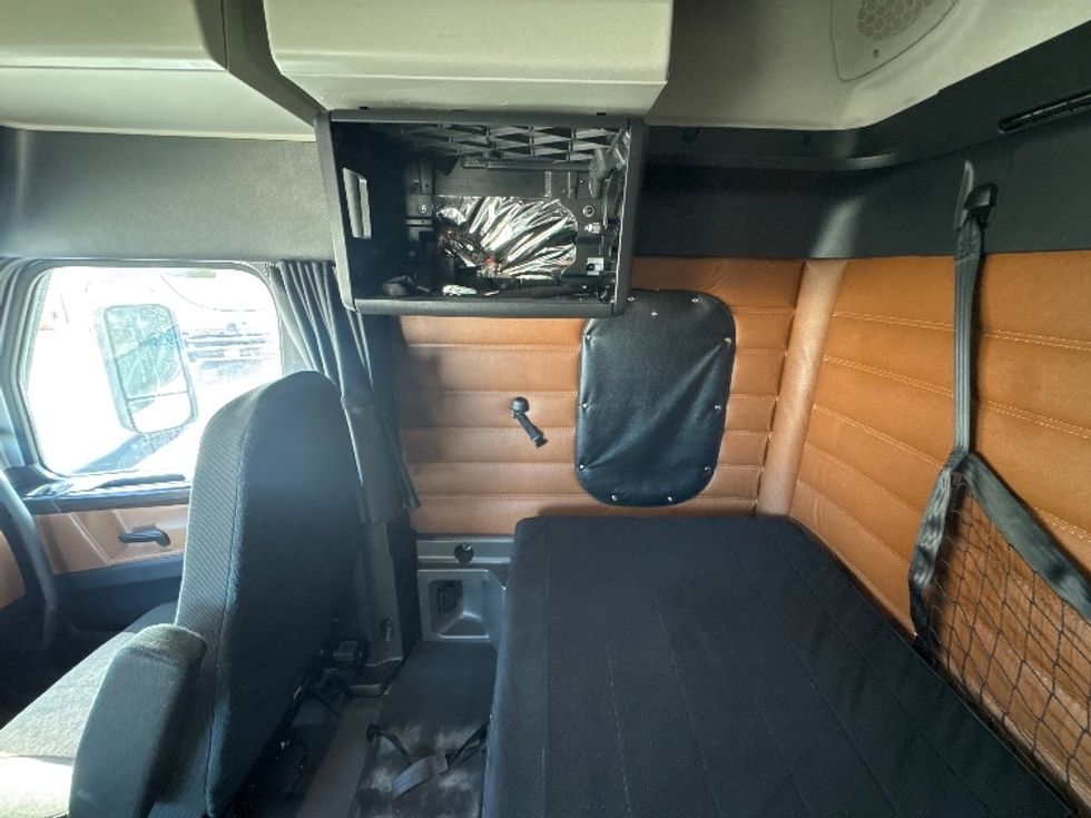 Sleeper Tractor-Heavy Duty Tractors-Freightliner-2021-T12664ST-East Chicago-IN-491,164\n\t\tmiles-$ 62,750 - Image 19