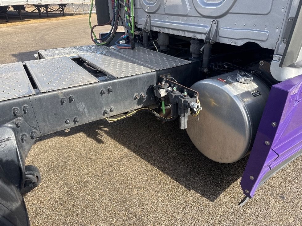 Sleeper Tractor-Heavy Duty Tractors-Freightliner-2021-T12664ST-East Chicago-IN-491,164\n\t\tmiles-$ 62,750 - Image 22