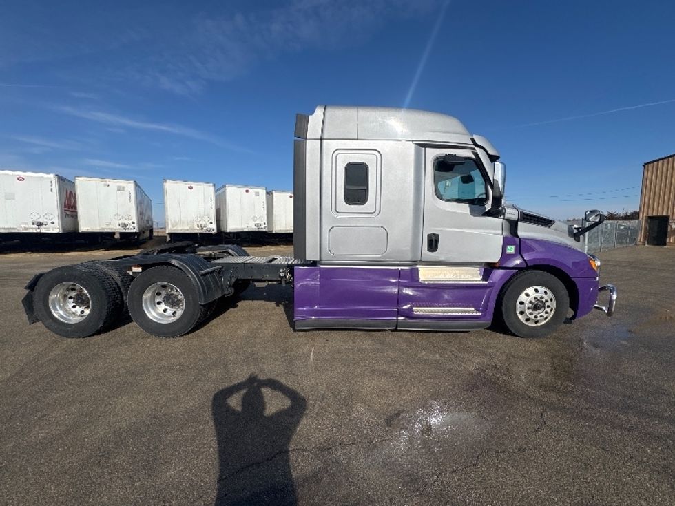 Sleeper Tractor-Heavy Duty Tractors-Freightliner-2021-T12664ST-East Chicago-IN-491,164\n\t\tmiles-$ 62,750 - Image 8