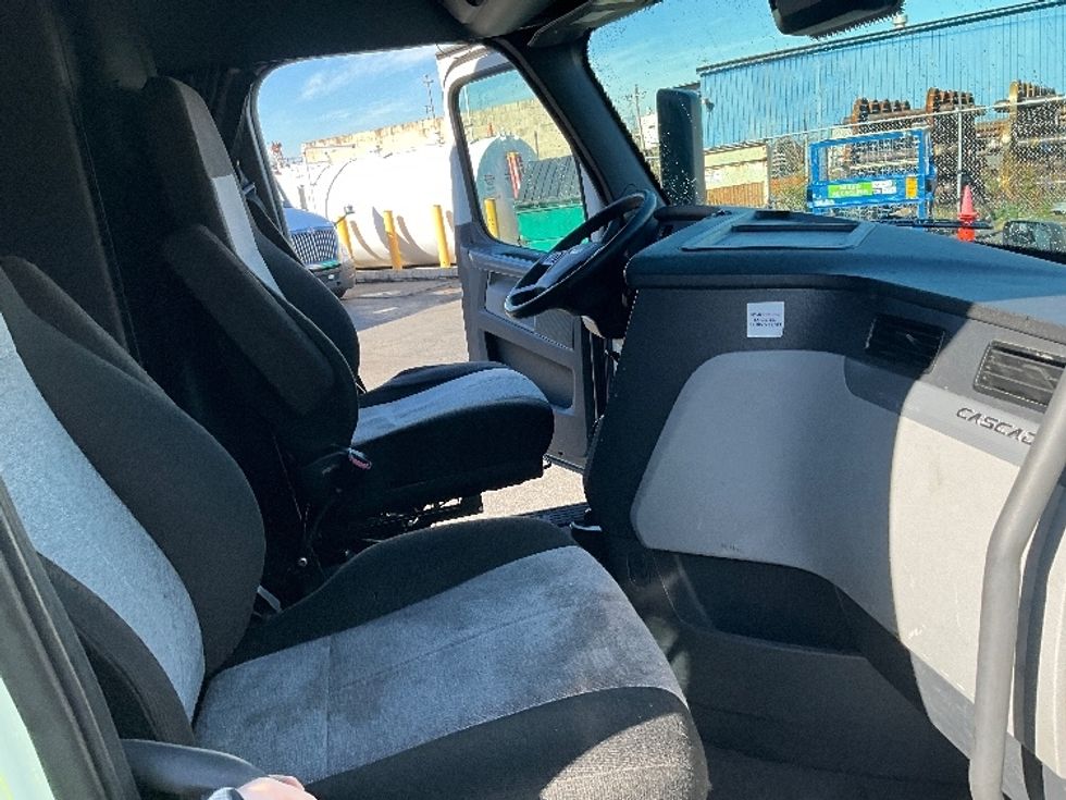 Sleeper Tractor-Heavy Duty Tractors-Freightliner-2021-T12664ST-East Chicago-IN-528,926\n\t\tmiles-$ 60,500 - Image 13