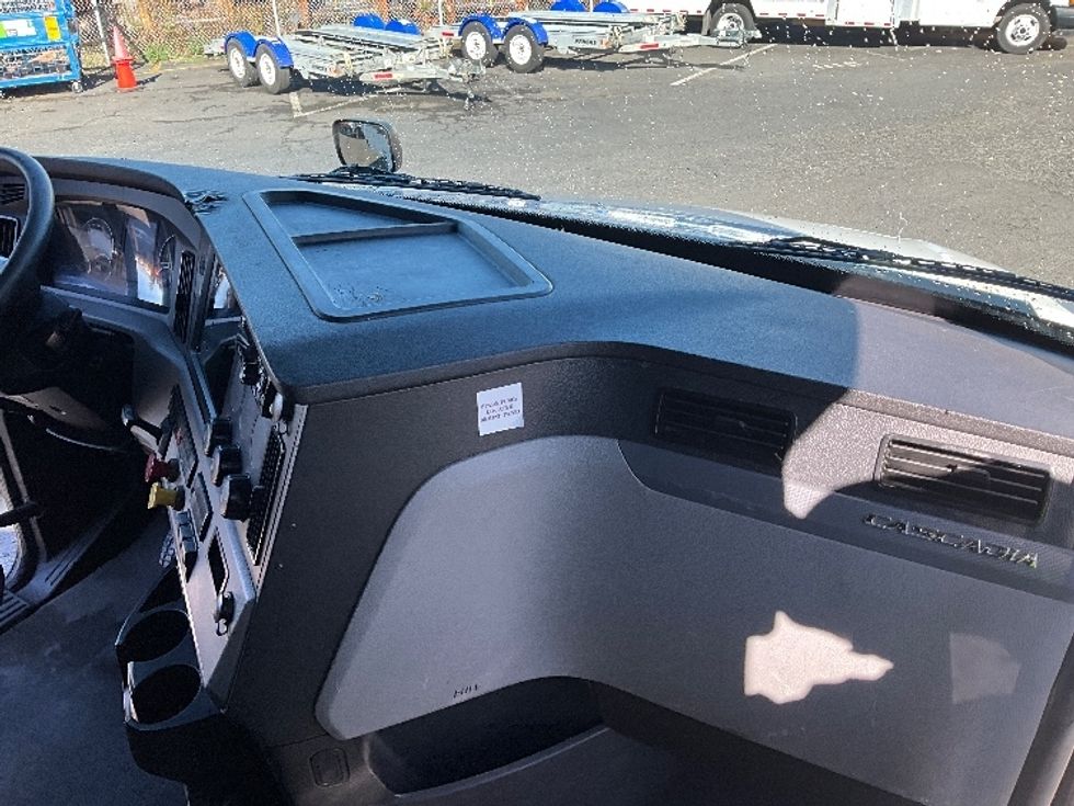 Sleeper Tractor-Heavy Duty Tractors-Freightliner-2021-T12664ST-East Chicago-IN-528,926\n\t\tmiles-$ 60,500 - Image 14