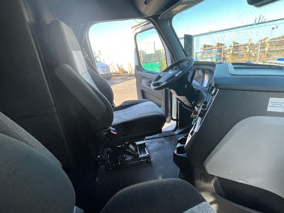 Sleeper Tractor-Heavy Duty Tractors-Freightliner-2021-T12664ST-East Chicago-IN-528,926\n\t\tmiles-$ 60,500 - Image 15