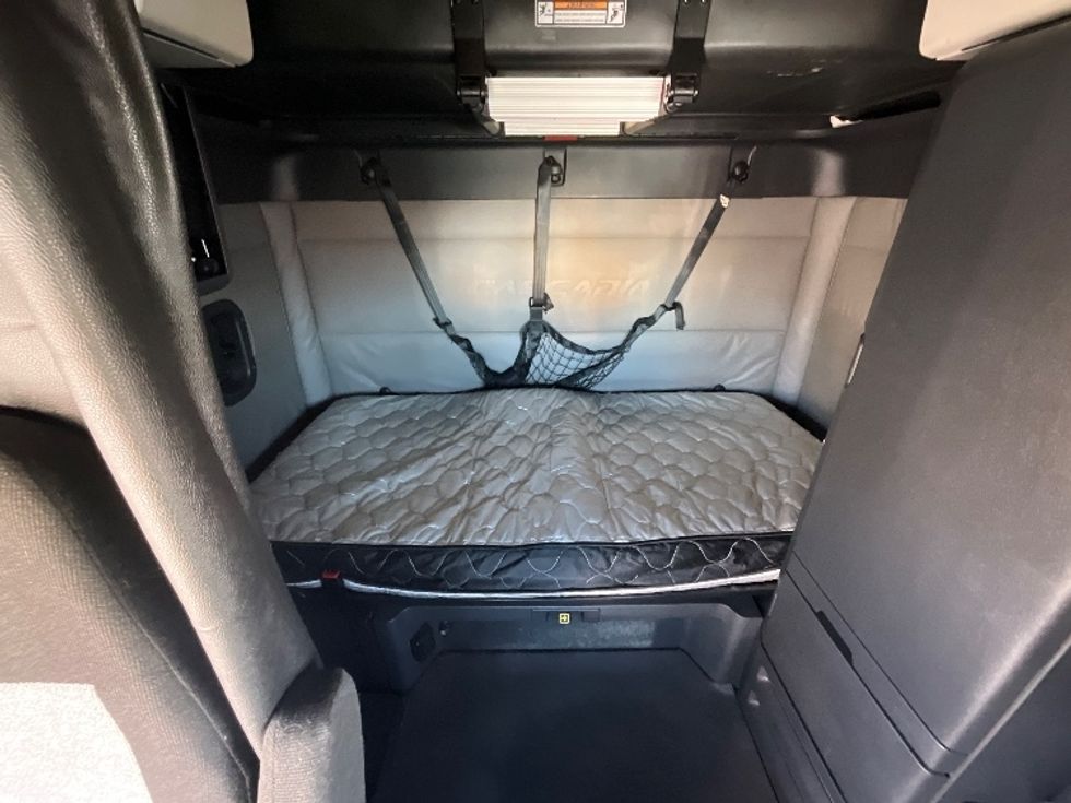 Sleeper Tractor-Heavy Duty Tractors-Freightliner-2021-T12664ST-East Chicago-IN-528,926\n\t\tmiles-$ 60,500 - Image 16