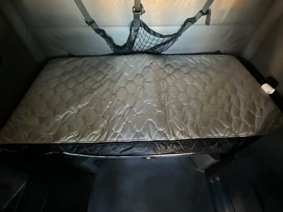 Sleeper Tractor-Heavy Duty Tractors-Freightliner-2021-T12664ST-East Chicago-IN-528,926\n\t\tmiles-$ 60,500 - Image 17