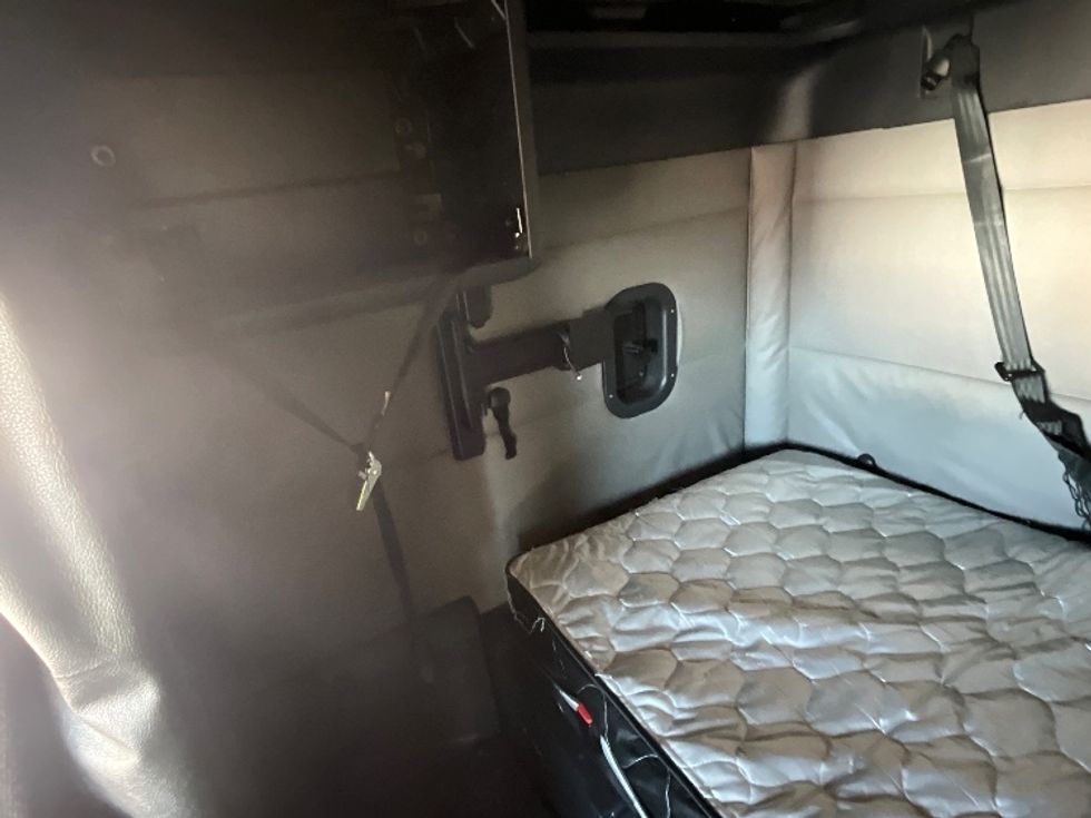 Sleeper Tractor-Heavy Duty Tractors-Freightliner-2021-T12664ST-East Chicago-IN-528,926\n\t\tmiles-$ 60,500 - Image 19