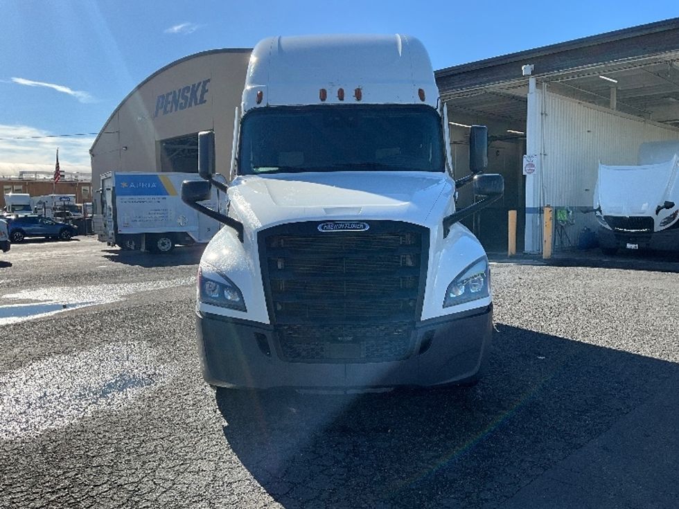 2021 Freightliner Cascadia 126" Sleeper Cab photo 2