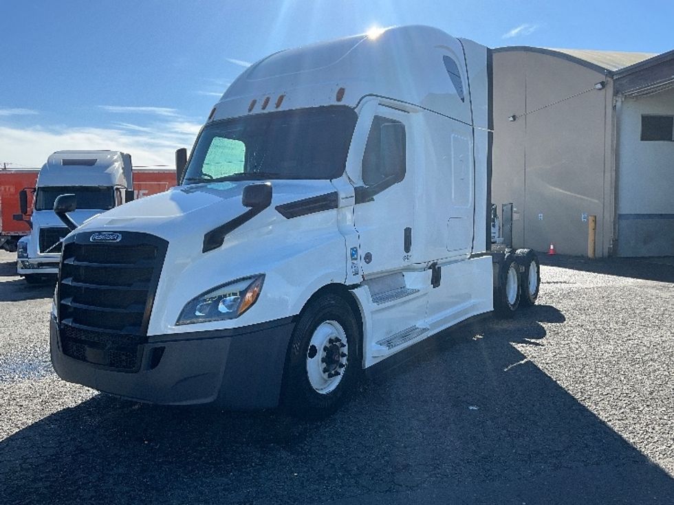 2021 Freightliner Cascadia 126" Sleeper Cab photo 3