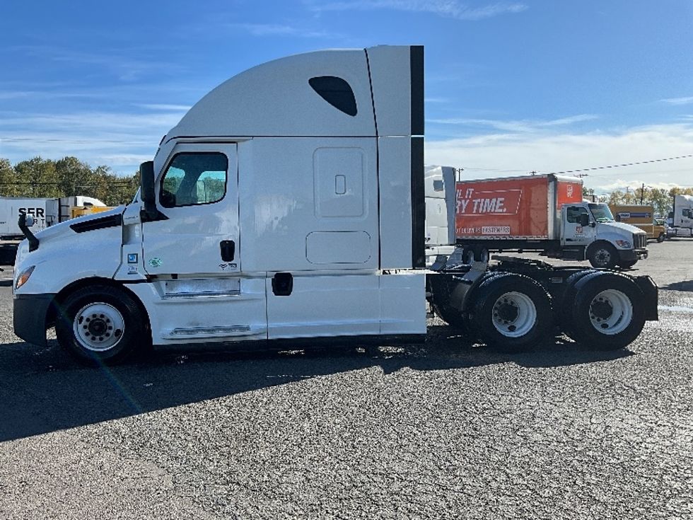 2021 Freightliner Cascadia 126" Sleeper Cab photo 4