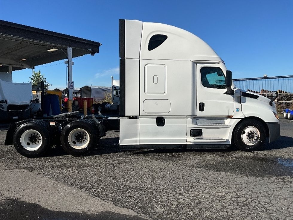 Sleeper Tractor-Heavy Duty Tractors-Freightliner-2021-T12664ST-East Chicago-IN-528,926\n\t\tmiles-$ 60,500 - Image 8