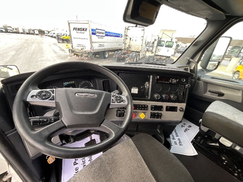 Sleeper Tractor-Heavy Duty Tractors-Freightliner-2021-T12664ST-East Chicago-IN-533,851\n\t\tmiles-$ 69,000 - Image 10