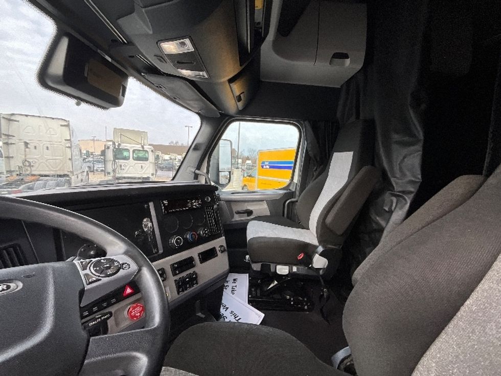 Sleeper Tractor-Heavy Duty Tractors-Freightliner-2021-T12664ST-East Chicago-IN-533,851\n\t\tmiles-$ 69,000 - Image 11