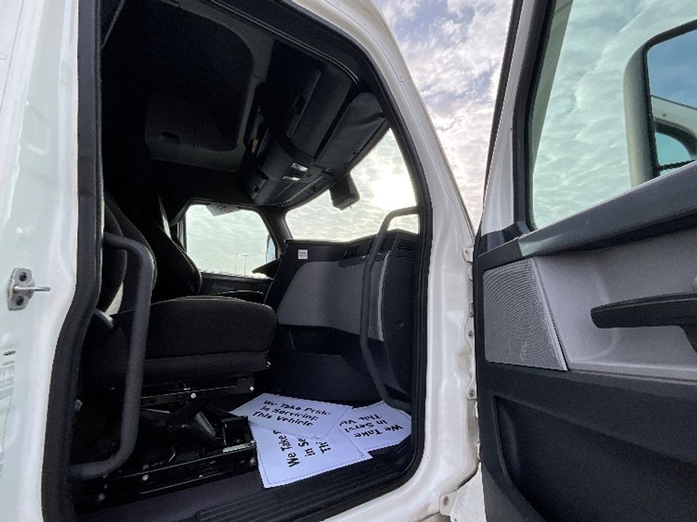 Sleeper Tractor-Heavy Duty Tractors-Freightliner-2021-T12664ST-East Chicago-IN-533,851\n\t\tmiles-$ 69,000 - Image 13