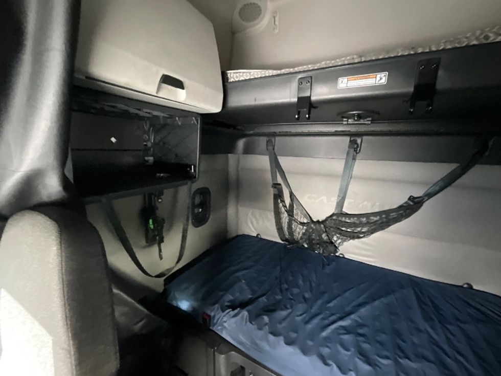 Sleeper Tractor-Heavy Duty Tractors-Freightliner-2021-T12664ST-East Chicago-IN-533,851\n\t\tmiles-$ 69,000 - Image 16