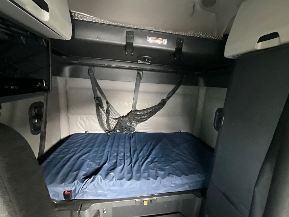 Sleeper Tractor-Heavy Duty Tractors-Freightliner-2021-T12664ST-East Chicago-IN-533,851\n\t\tmiles-$ 69,000 - Image 17