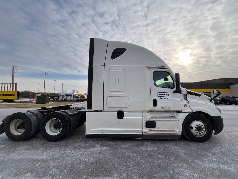 Sleeper Tractor-Heavy Duty Tractors-Freightliner-2021-T12664ST-East Chicago-IN-533,851\n\t\tmiles-$ 69,000 - Image 8