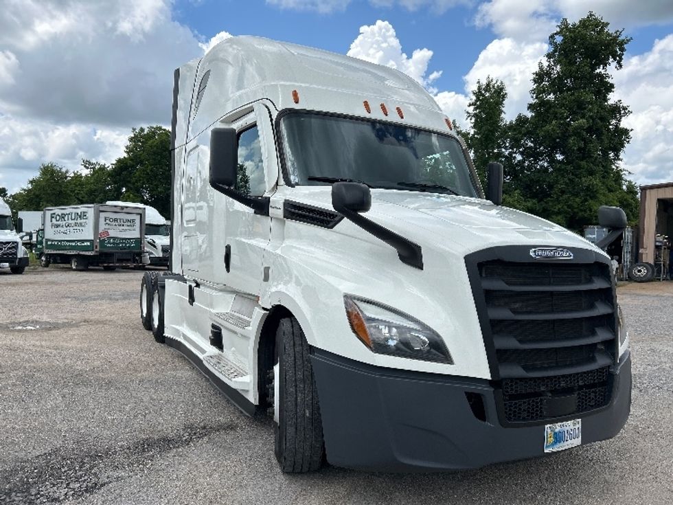 Sleeper Tractor-Heavy Duty Tractors-Freightliner-2021-T12664ST-East Chicago-IN-550,763\n\t\tmiles-$ 59,750 - Image 1