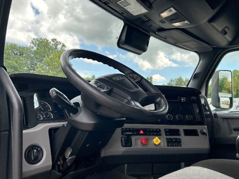 Sleeper Tractor-Heavy Duty Tractors-Freightliner-2021-T12664ST-East Chicago-IN-550,763\n\t\tmiles-$ 59,750 - Image 10