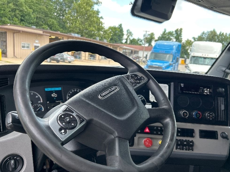 Sleeper Tractor-Heavy Duty Tractors-Freightliner-2021-T12664ST-East Chicago-IN-550,763\n\t\tmiles-$ 59,750 - Image 11