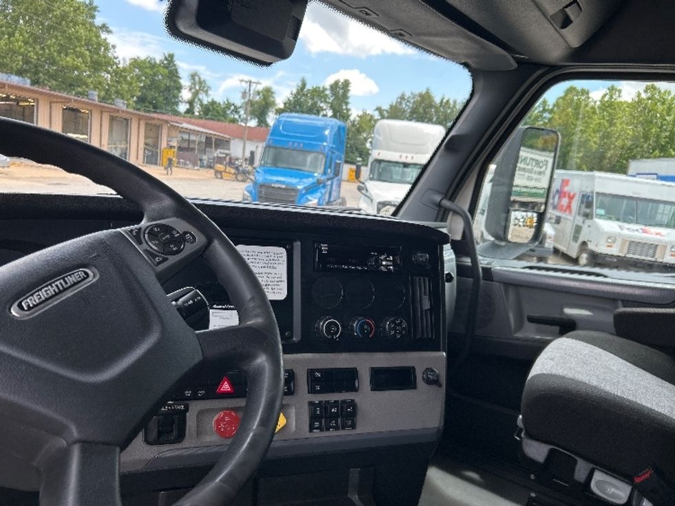 Sleeper Tractor-Heavy Duty Tractors-Freightliner-2021-T12664ST-East Chicago-IN-550,763\n\t\tmiles-$ 59,750 - Image 12