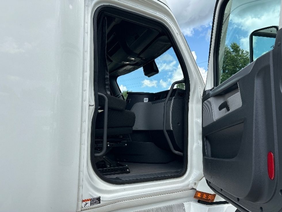 Sleeper Tractor-Heavy Duty Tractors-Freightliner-2021-T12664ST-East Chicago-IN-550,763\n\t\tmiles-$ 59,750 - Image 13