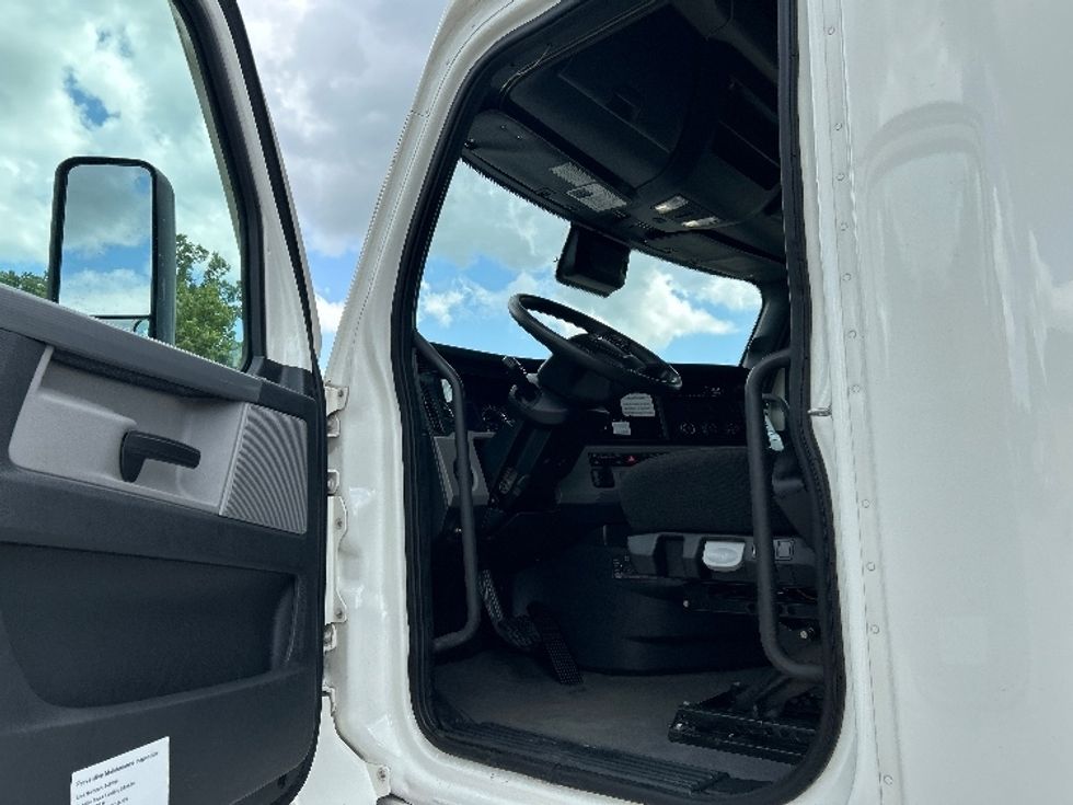 Sleeper Tractor-Heavy Duty Tractors-Freightliner-2021-T12664ST-East Chicago-IN-550,763\n\t\tmiles-$ 59,750 - Image 9