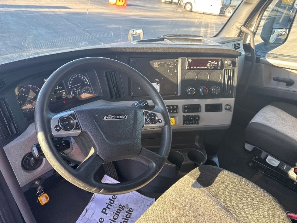 Sleeper Tractor-Heavy Duty Tractors-Freightliner-2021-T12664ST-East Chicago-IN-557,841\n\t\tmiles-$ 58,000 - Image 10