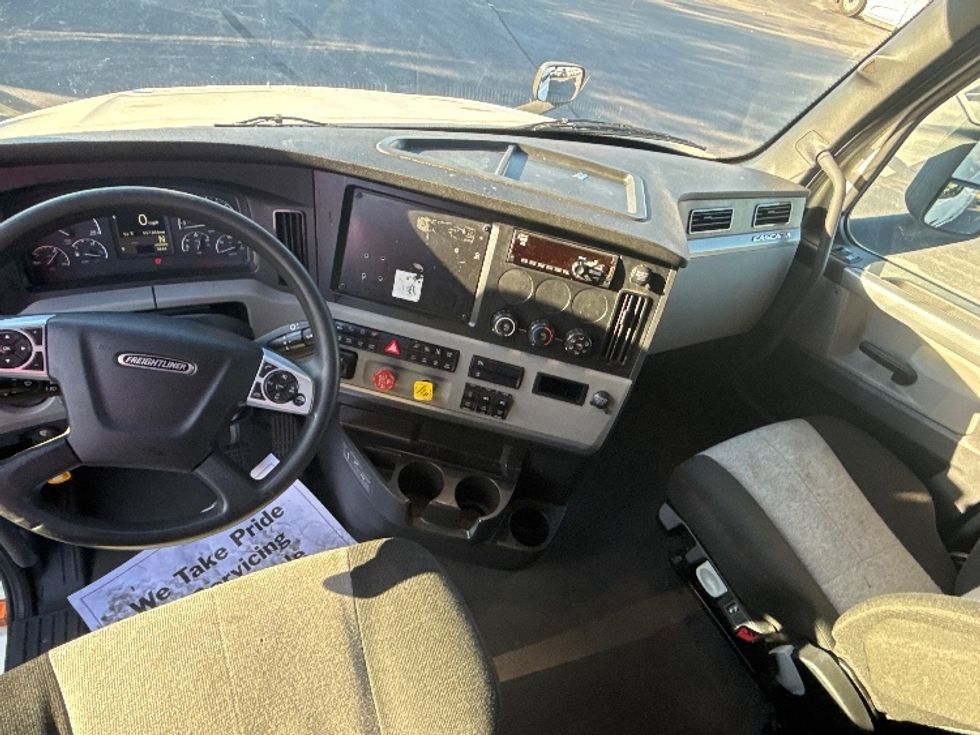 Sleeper Tractor-Heavy Duty Tractors-Freightliner-2021-T12664ST-East Chicago-IN-557,841\n\t\tmiles-$ 58,000 - Image 12