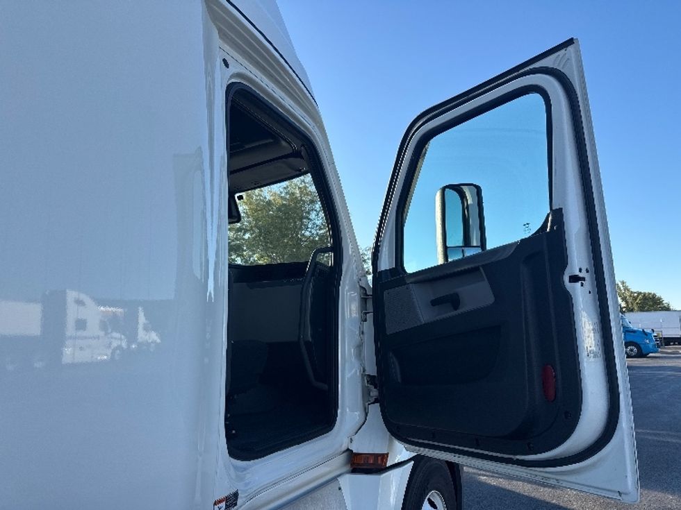 Sleeper Tractor-Heavy Duty Tractors-Freightliner-2021-T12664ST-East Chicago-IN-557,841\n\t\tmiles-$ 58,000 - Image 13