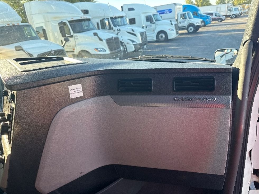 Sleeper Tractor-Heavy Duty Tractors-Freightliner-2021-T12664ST-East Chicago-IN-557,841\n\t\tmiles-$ 58,000 - Image 14