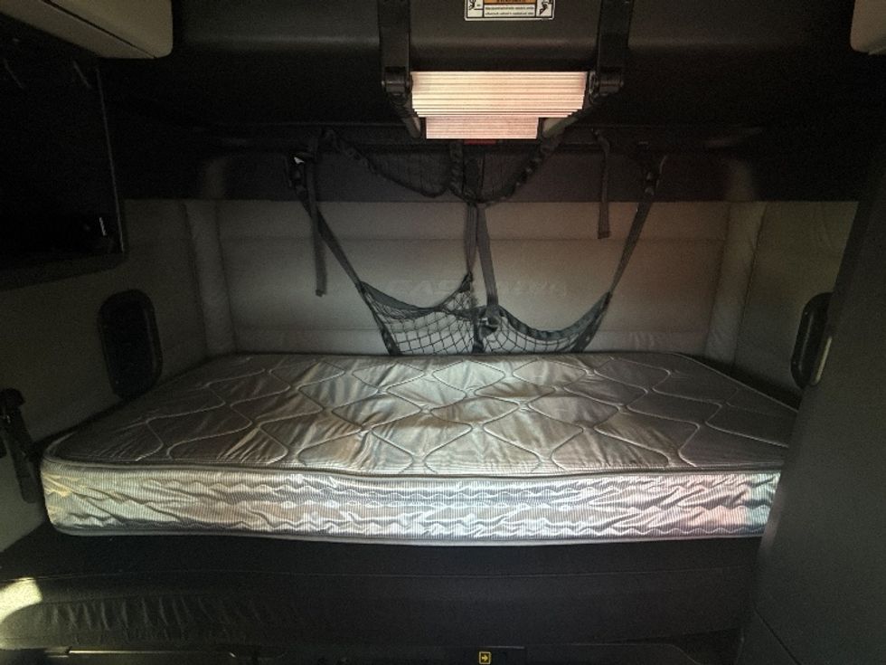 Sleeper Tractor-Heavy Duty Tractors-Freightliner-2021-T12664ST-East Chicago-IN-557,841\n\t\tmiles-$ 58,000 - Image 16