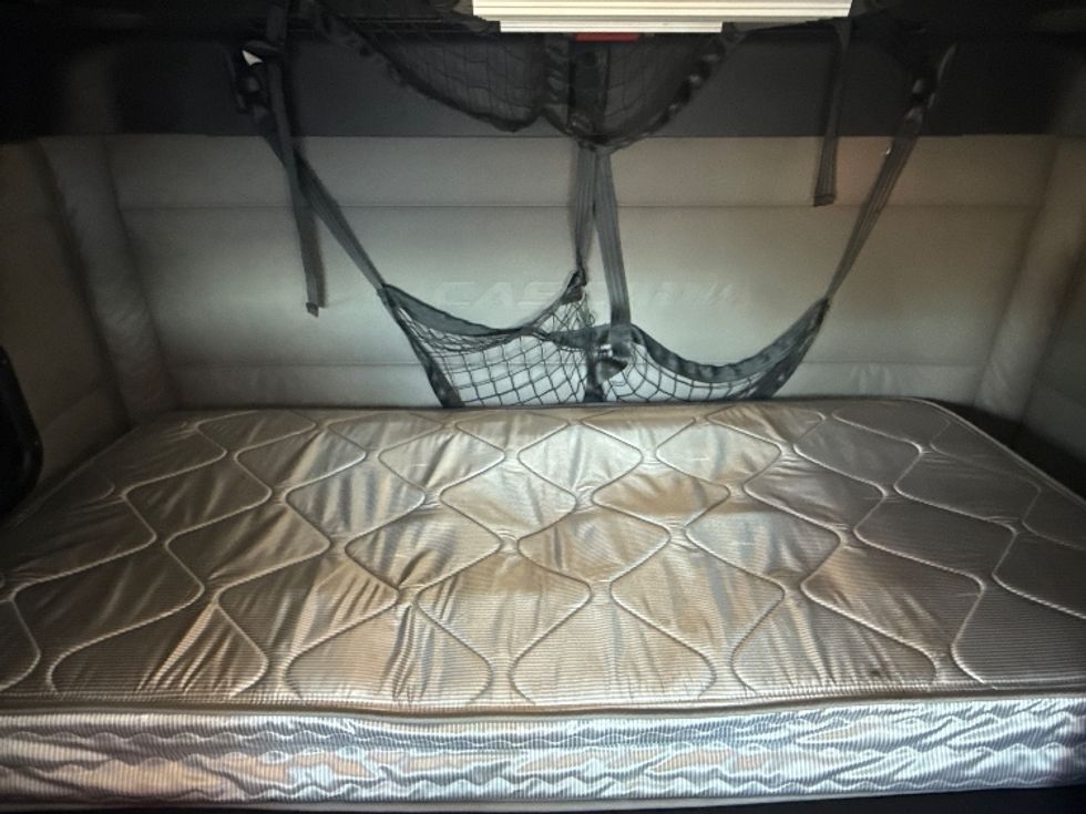 Sleeper Tractor-Heavy Duty Tractors-Freightliner-2021-T12664ST-East Chicago-IN-557,841\n\t\tmiles-$ 58,000 - Image 17