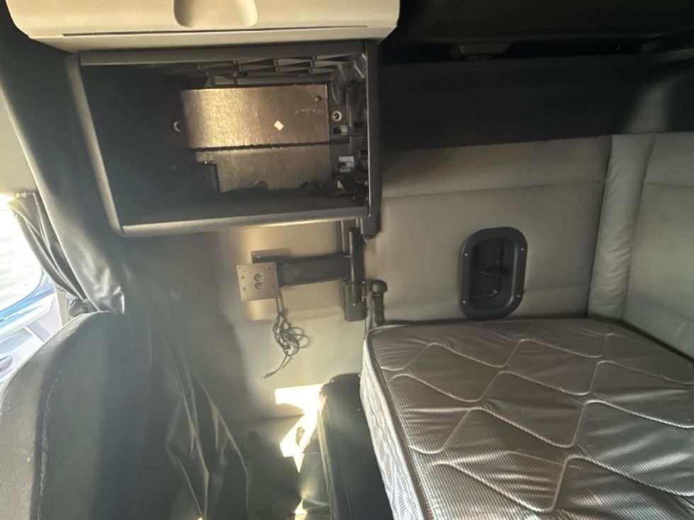 Sleeper Tractor-Heavy Duty Tractors-Freightliner-2021-T12664ST-East Chicago-IN-557,841\n\t\tmiles-$ 58,000 - Image 18