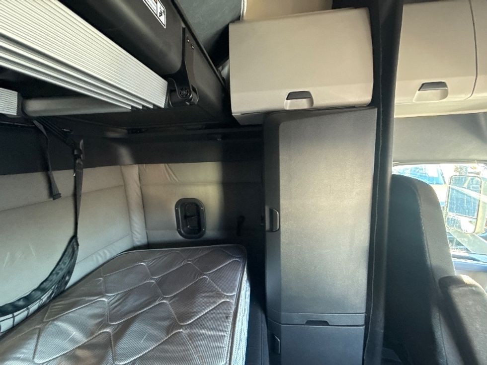 Sleeper Tractor-Heavy Duty Tractors-Freightliner-2021-T12664ST-East Chicago-IN-557,841\n\t\tmiles-$ 58,000 - Image 19