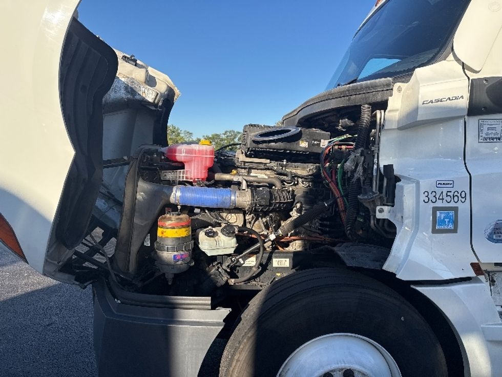 Sleeper Tractor-Heavy Duty Tractors-Freightliner-2021-T12664ST-East Chicago-IN-557,841\n\t\tmiles-$ 58,000 - Image 21