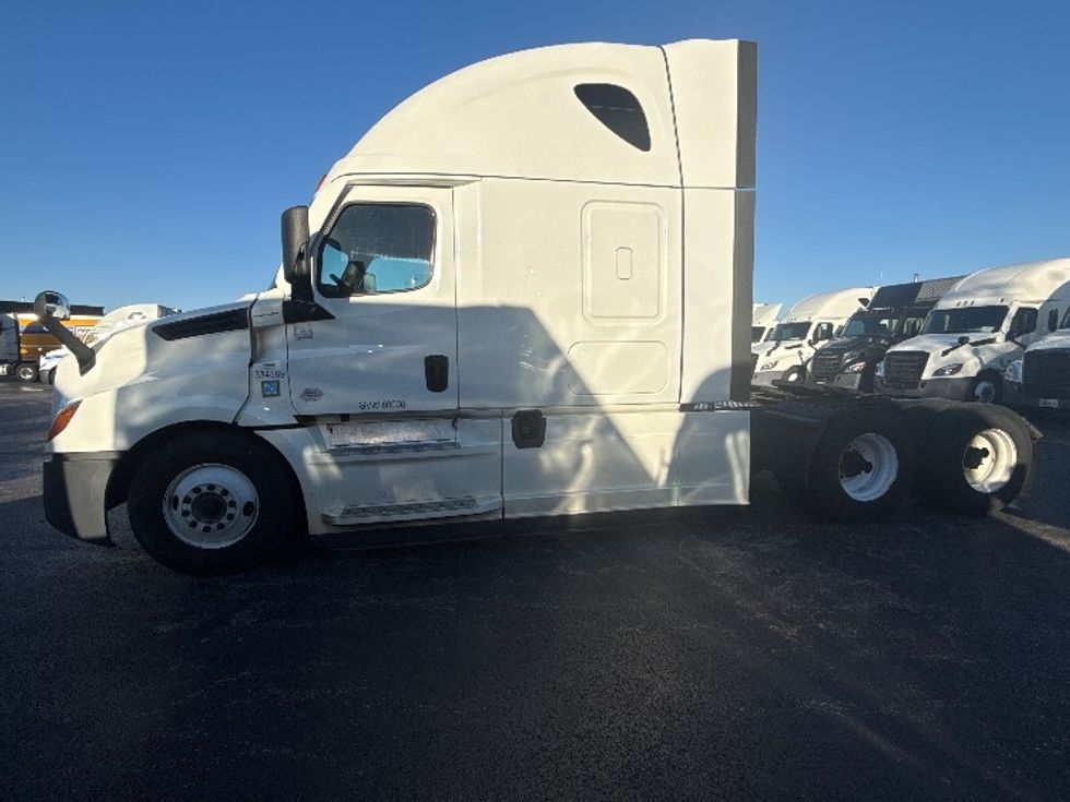 Sleeper Tractor-Heavy Duty Tractors-Freightliner-2021-T12664ST-East Chicago-IN-557,841\n\t\tmiles-$ 58,000 - Image 4