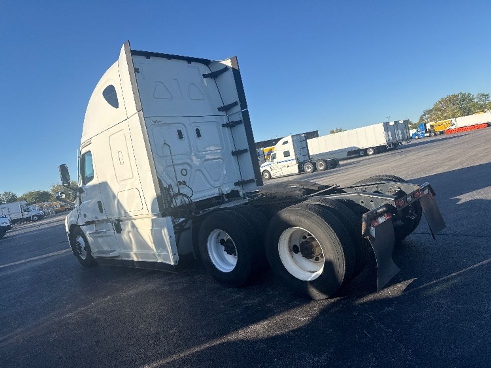 Sleeper Tractor-Heavy Duty Tractors-Freightliner-2021-T12664ST-East Chicago-IN-557,841\n\t\tmiles-$ 58,000 - Image 5