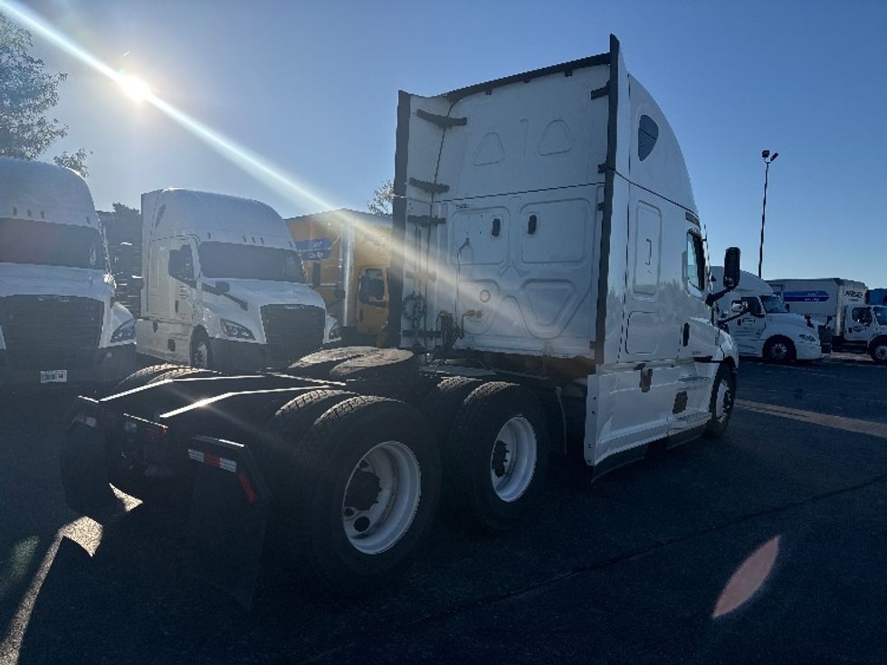 Sleeper Tractor-Heavy Duty Tractors-Freightliner-2021-T12664ST-East Chicago-IN-557,841\n\t\tmiles-$ 58,000 - Image 7