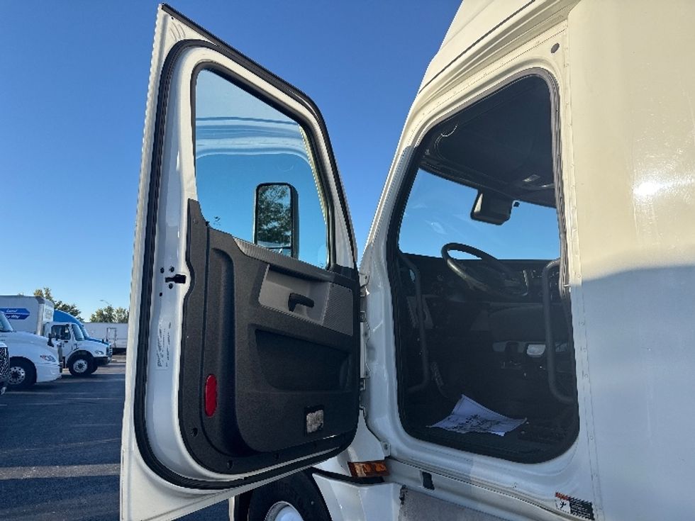 Sleeper Tractor-Heavy Duty Tractors-Freightliner-2021-T12664ST-East Chicago-IN-557,841\n\t\tmiles-$ 58,000 - Image 9