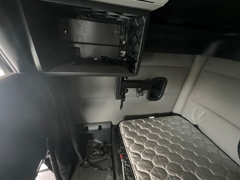 Sleeper Tractor-Heavy Duty Tractors-Freightliner-2021-T12664ST-East Chicago-IN-563,375\n\t\tmiles-$ 62,500 - Image 19