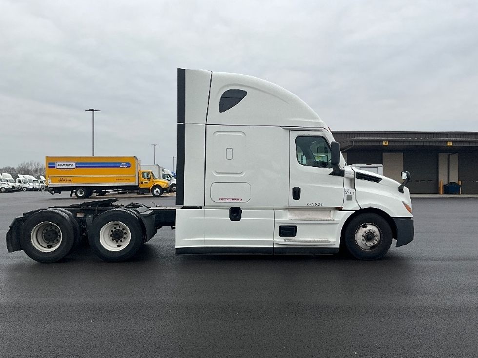 Sleeper Tractor-Heavy Duty Tractors-Freightliner-2021-T12664ST-East Chicago-IN-563,375\n\t\tmiles-$ 62,500 - Image 8