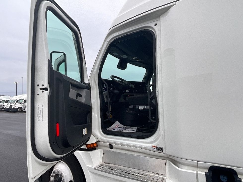 Sleeper Tractor-Heavy Duty Tractors-Freightliner-2021-T12664ST-East Chicago-IN-563,375\n\t\tmiles-$ 62,500 - Image 9