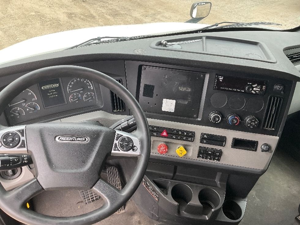 Sleeper Tractor-Heavy Duty Tractors-Freightliner-2021-T12664ST-East Chicago-IN-568,711\n\t\tmiles-$ 58,500 - Image 11