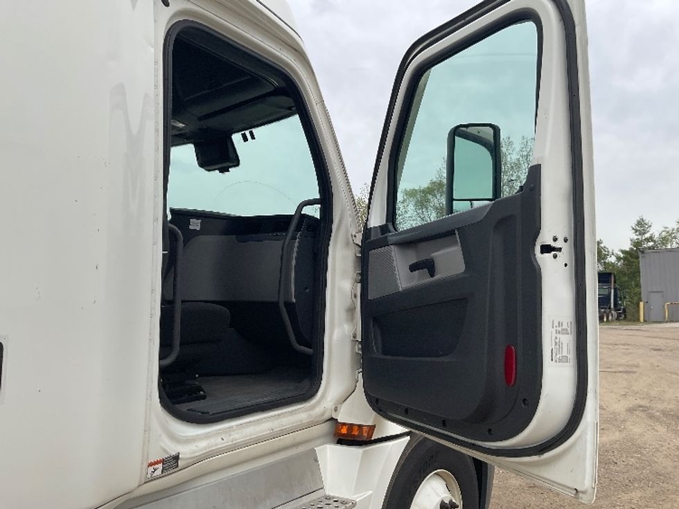 Sleeper Tractor-Heavy Duty Tractors-Freightliner-2021-T12664ST-East Chicago-IN-568,711\n\t\tmiles-$ 58,500 - Image 13