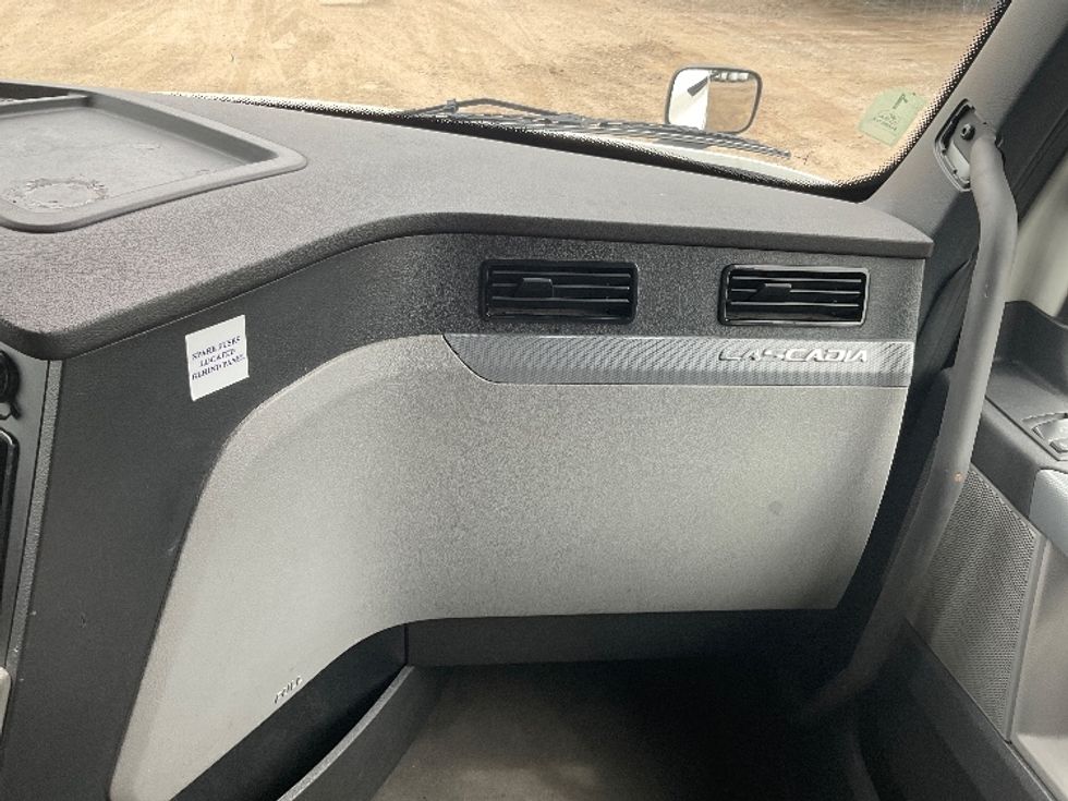 Sleeper Tractor-Heavy Duty Tractors-Freightliner-2021-T12664ST-East Chicago-IN-568,711\n\t\tmiles-$ 58,500 - Image 14