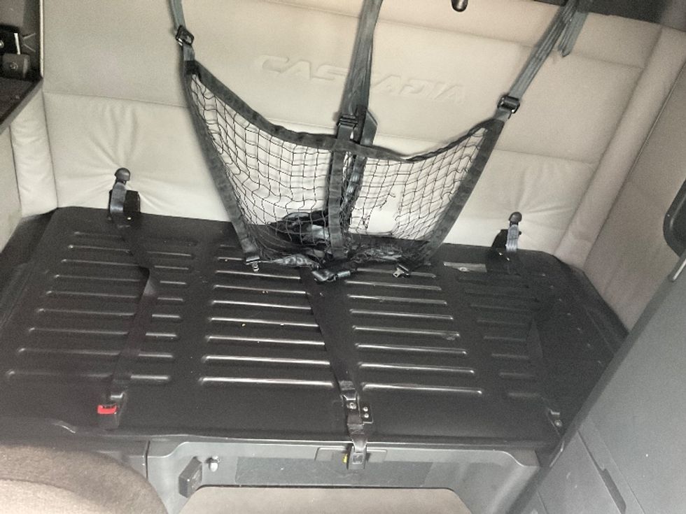 Sleeper Tractor-Heavy Duty Tractors-Freightliner-2021-T12664ST-East Chicago-IN-568,711\n\t\tmiles-$ 58,500 - Image 17