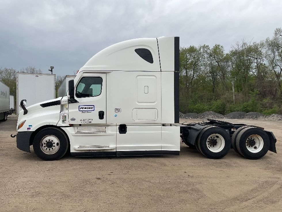 Sleeper Tractor-Heavy Duty Tractors-Freightliner-2021-T12664ST-East Chicago-IN-568,711\n\t\tmiles-$ 58,500 - Image 4