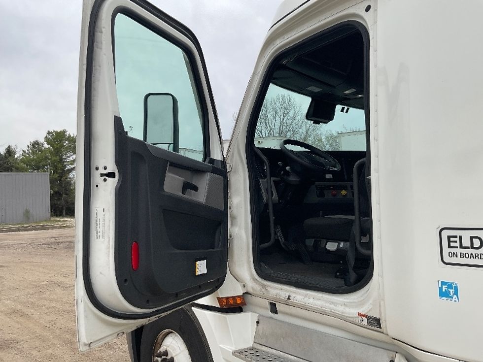 Sleeper Tractor-Heavy Duty Tractors-Freightliner-2021-T12664ST-East Chicago-IN-568,711\n\t\tmiles-$ 58,500 - Image 9