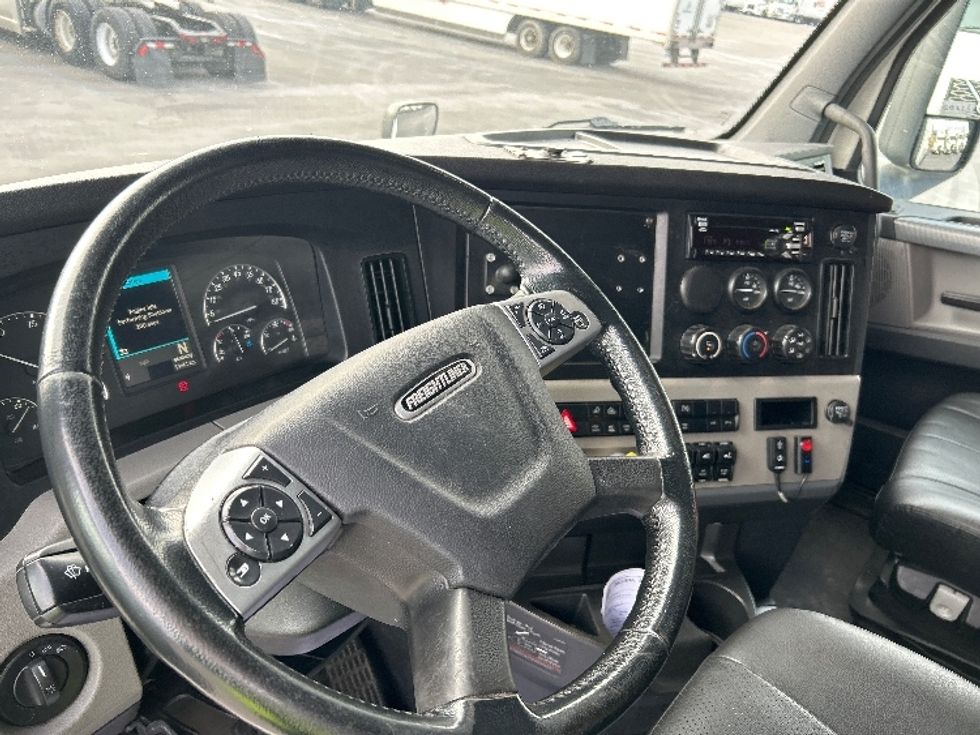 Sleeper Tractor-Heavy Duty Tractors-Freightliner-2021-T12664ST-East Chicago-IN-597,485\n\t\tmiles-$ 54,000 - Image 10