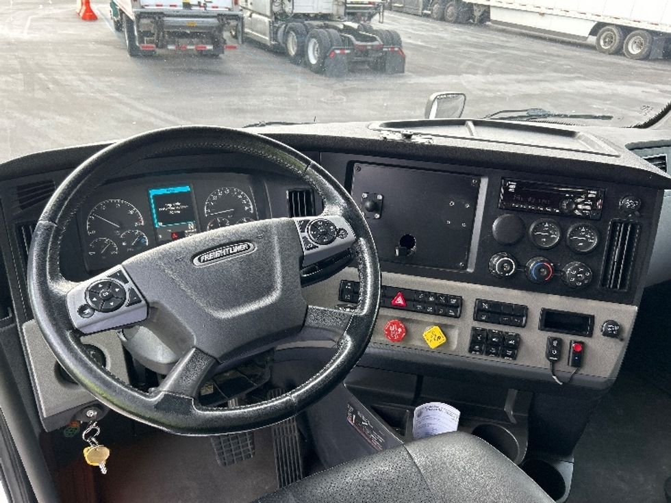 Sleeper Tractor-Heavy Duty Tractors-Freightliner-2021-T12664ST-East Chicago-IN-597,485\n\t\tmiles-$ 54,000 - Image 11