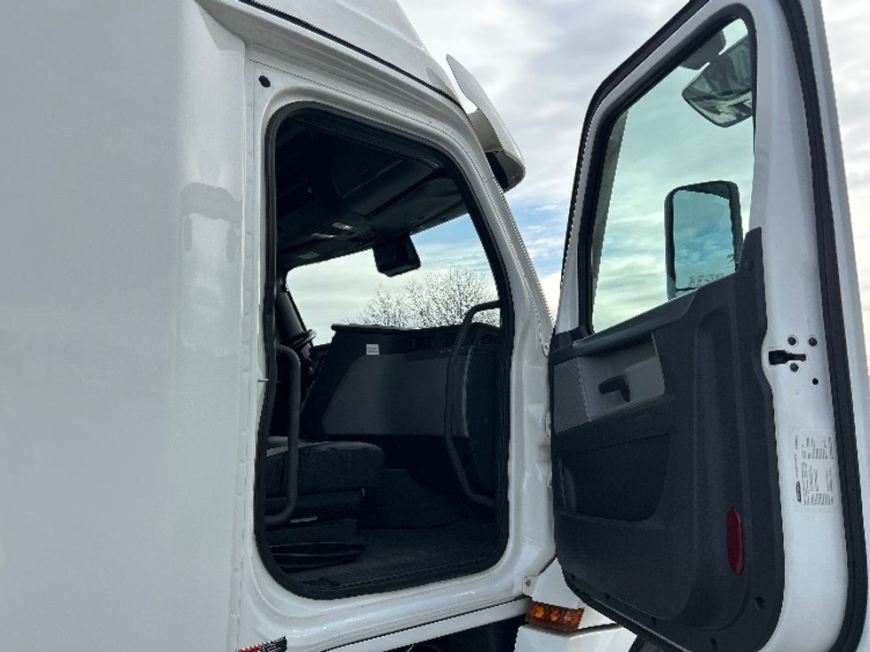 Sleeper Tractor-Heavy Duty Tractors-Freightliner-2021-T12664ST-East Chicago-IN-597,485\n\t\tmiles-$ 54,000 - Image 13